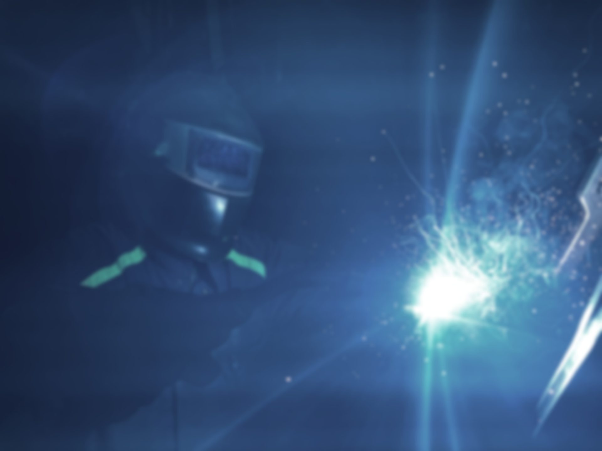 Svetsare i Hedbergs Mekaniskas verkstad, gnistor sprakar från svetsningen i en atmosfärisk, mörk industrimiljö